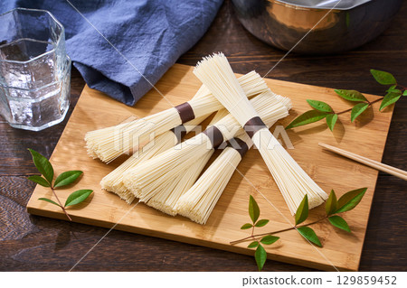 Bundle of somen noodles | Unboiled somen noodles, a summer Japanese food ingredient 129859452