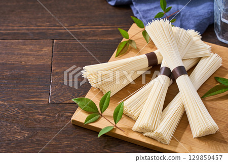 Bundle of somen noodles | Unboiled somen noodles, a summer Japanese food ingredient 129859457