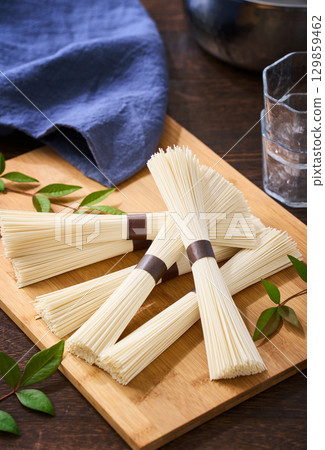 一捆素麵 | 未煮熟的素麵，日本夏季食材 129859462