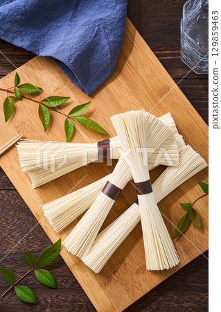 Bundle of somen noodles | Unboiled somen noodles, a summer Japanese food ingredient 129859463