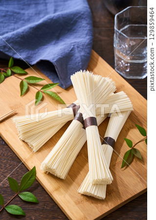 一捆素麵 | 未煮熟的素麵，日本夏季食材 129859464
