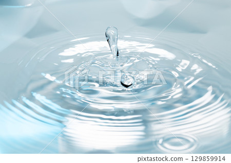 Drops of water falling on the surface of the water. 129859914