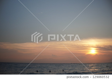 逗子海岸沙灘日落感人 129860532