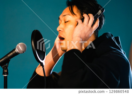 A man singing happily 129860548