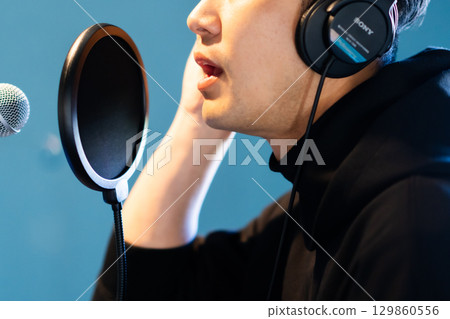 一名年輕人正在接受聲音訓練和錄音 129860556