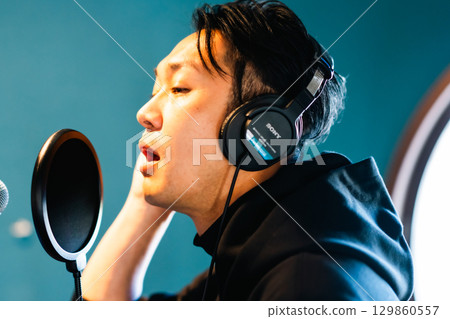 一名年輕人正在接受聲音訓練和錄音 129860557