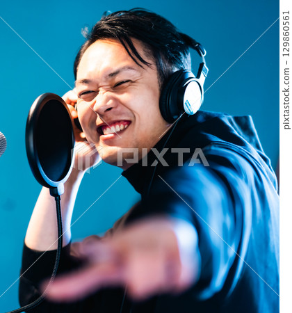 一名年輕人正在接受聲音訓練和錄音 129860561