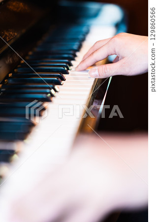 彈鋼琴的男人，沒有臉 129860566