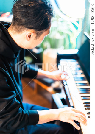 彈鋼琴的男人,沒有臉 彈鋼琴的男人,沒有臉 129860568