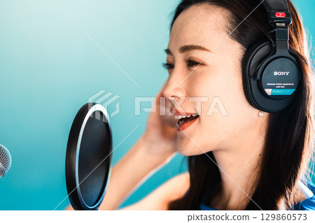 年輕女子進行發聲訓練 129860573