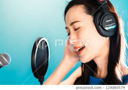 年輕女子進行發聲訓練 129860574