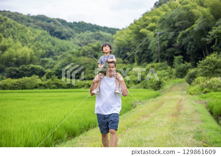 背馱式騎行,暑假,鄉村,父子 背馱式騎行,暑假,鄉村,父子 129861609