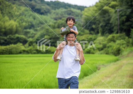 背馱式騎行,暑假,鄉村,父子 背馱式騎行,暑假,鄉村,父子 129861610