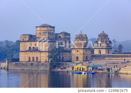 Vir Singh Deo Ki Chhatri on the banks of the Betwa River 129861675