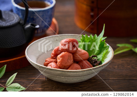 小碗醃梅子｜日本料理的常客：醃菜和醃製食品 129862014