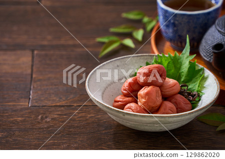 小碗醃梅子｜日本料理的常客：醃菜和醃製食品 129862020