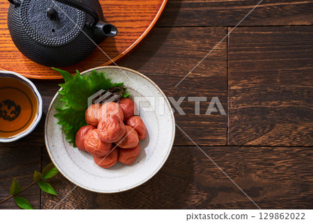 小碗醃梅子｜日本料理的常客：醃菜和醃製食品 129862022