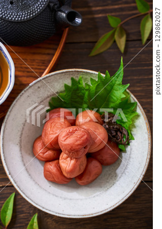 小碗醃梅子｜日本料理的常客：醃菜和醃製食品 129862027