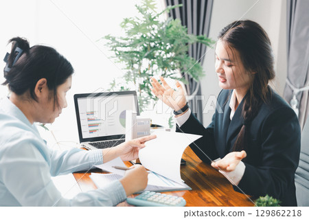 Real estate agents bid home in project to explain in detail to clients. Explain and present information about home and mortgage purchases. real estate trading concept. Real estate trading, buy, sell 129862218