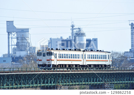 山陽線 山田上口宮川 JR Central Kiha 40 系列 Kiha 40-6604 + Kiha 48-5502 (Minoota) 山陽線 山田上口宮川 JR Central Kiha 40 系列 Kiha 40-6604 + Kiha 48-5502 (Minoota) 129862258