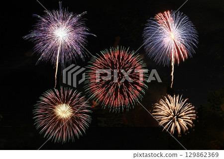 夏夜星空絢爛的季節景觀 129862369