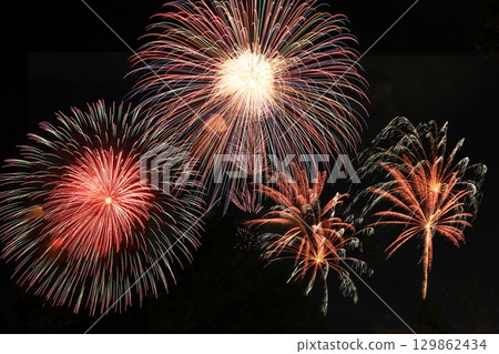 夏夜星空絢爛的季節景觀 129862434