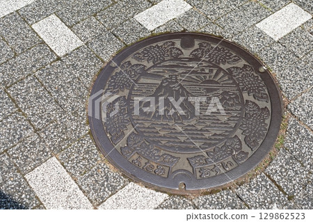 Manhole cover "Asahi Futamiura Meotoiwa Rocks" 129862523