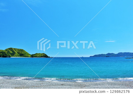 在藍天的三重縣Toyoura海灘 在藍天的三重縣Toyoura海灘 129862576