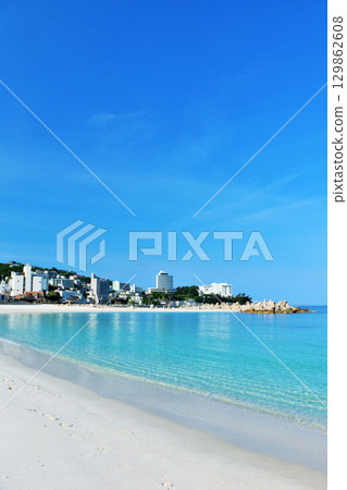 Wakayama Prefecture Nanki Shirahama with blue sky and blue sea 129862608