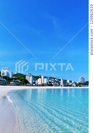 Wakayama Prefecture Nanki Shirahama with blue sky and blue sea 129862610