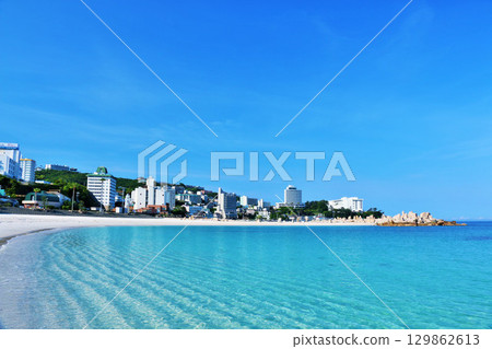 和歌山縣南紀白濱與藍藍的天空和藍色的大海 和歌山縣南紀白濱與藍藍的天空和藍色的大海 129862613