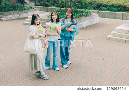三名女大學生在校園散步 129862634