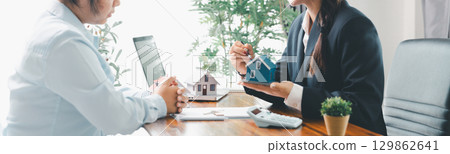 Real estate agents bid home in project to explain in detail to clients. Explain and present information about home and mortgage purchases. real estate trading concept. Real estate trading, buy, sell Real estate agents bid home in project to explain in detail to clients. Explain and present information about home and mortgage purchases. real estate trading concept. Real estate trading, buy, sell 129862641