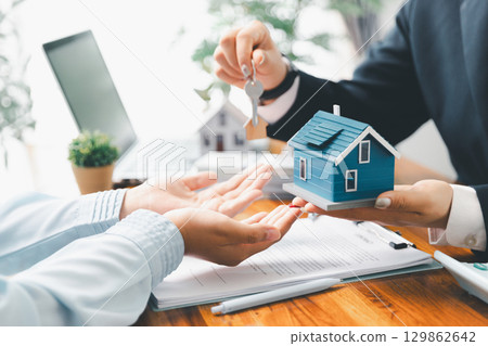 Real estate agent delivering sample home to customer, mortgage loan contract. Contract for hire purchase sale of house. home insurance contract, home mortgage loan concept. real estate, customer 129862642