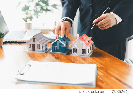 Real estate agents bid home in project to explain in detail to clients. Explain and present information about home and mortgage purchases. real estate trading concept. Real estate trading, buy, sell 129862643