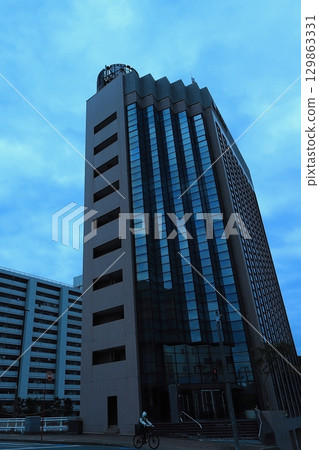 Skyscraper that shines in the blue sky 129863331