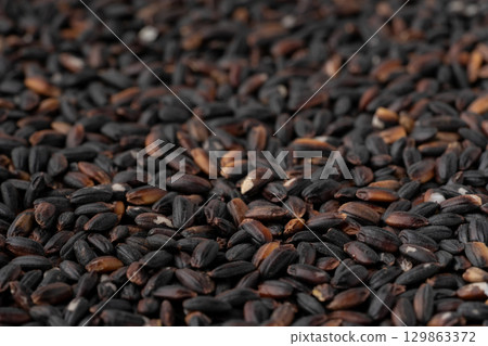Close-up of black rice 129863372