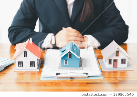 Real estate agents bid home in project to explain in detail to clients. Explain and present information about home and mortgage purchases. real estate trading concept. Real estate trading, buy, sell Real estate agents bid home in project to explain in detail to clients. Explain and present information about home and mortgage purchases. real estate trading concept. Real estate trading, buy, sell 129863540