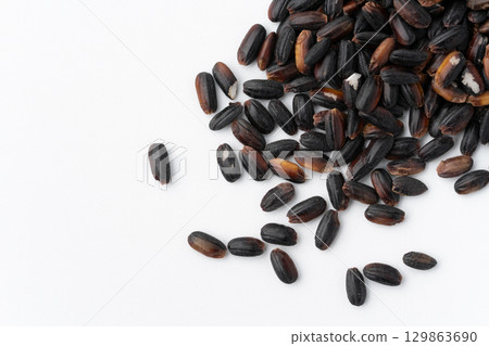 Close-up of black rice 129863690
