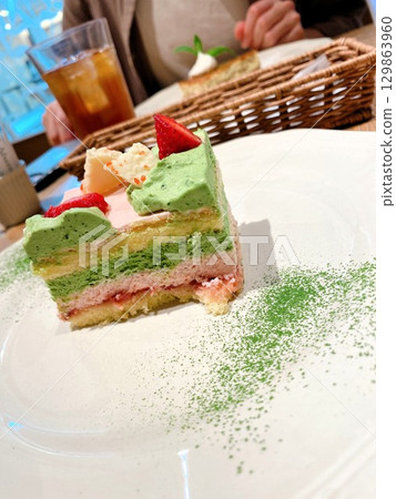 Strawberry Matcha Cake 129863960