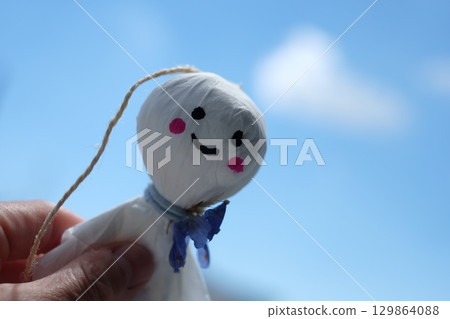 手工製作的 Teru Teru Bouzu 和天空 手工製作的 Teru Teru Bouzu 和天空 129864088
