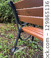 Wooden bench in the park - raindrops 129865136