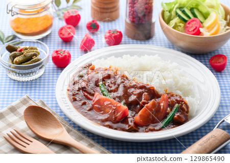 香氣撲鼻的番茄咖哩飯配沙拉——家常菜 129865490