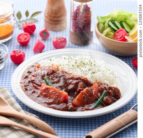 香氣撲鼻的番茄咖哩飯配沙拉——家常菜 129865504