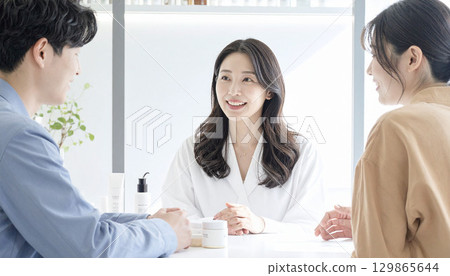 Business woman making a meeting 129865644