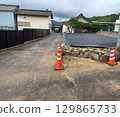 在轉角處，用除草布和三角錐體將道路與外部施工現場隔開 129865733