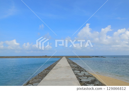 小濱島街道公園被美麗大海環繞的防波堤路的景色 129866812