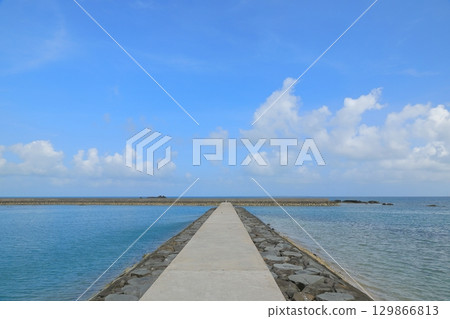 小濱島街渡公園的防波堤路，蔚藍的大海和天空一覽無餘，景色絕佳 129866813