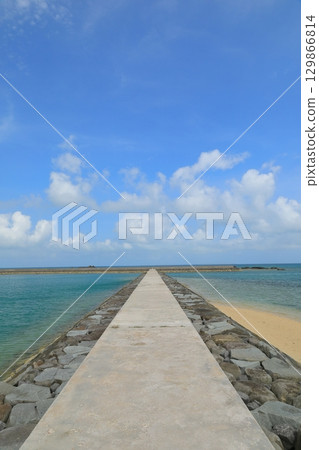 The breakwater road at Kohamajima Kaito Park stretches straight out into the blue sea The breakwater road at Kohamajima Kaito Park stretches straight out into the blue sea 129866814
