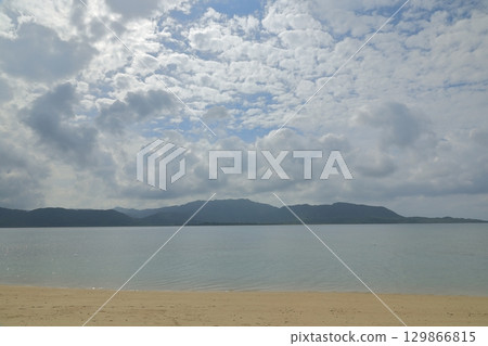 從小濱島細崎海岸眺望西表島 129866815